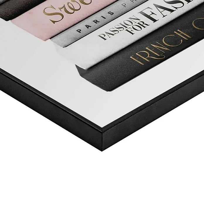 Reinders Bild Slim Frame BlackFashion Books, B x H: 30 x 40 cm - Nahaufnahme eines gerahmten Kunstdrucks mit dem Titel "Französische Mode", der Eleganz und Stil ausstrahlt und die Ästhetik des Designs hervorhebt.
