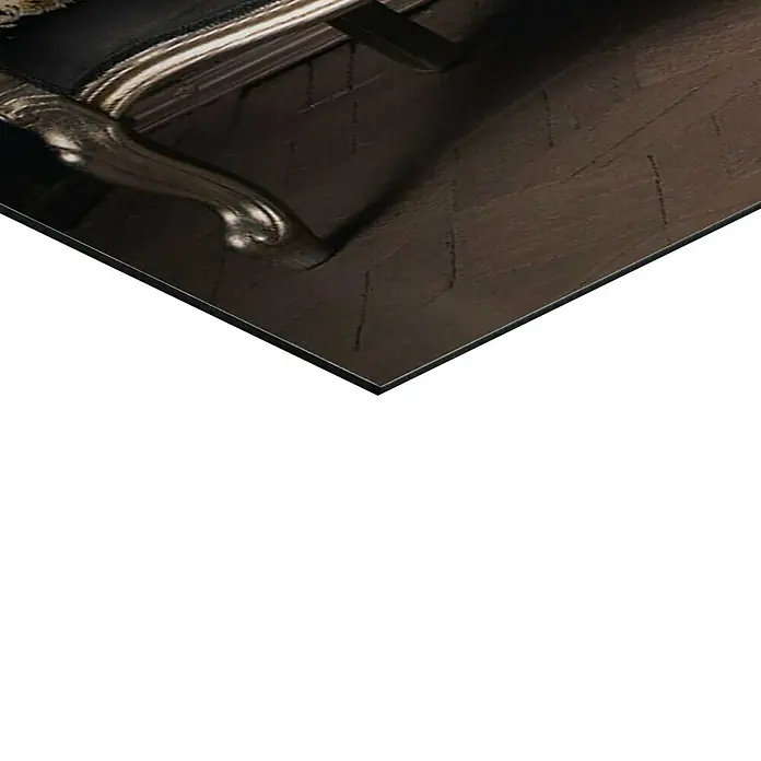 Reinders Decopanel - Panther Pose, B x H: 90 x 60 cm - Detailaufnahme eines stilvollen Möbelfußes auf dunklem Holzboden, der die Eleganz und Handwerkskunst des Möbelstücks hervorhebt.
