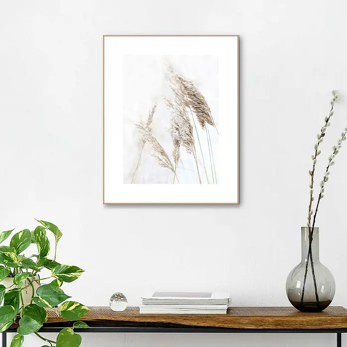 Reinders Bild Slim Frame Wood - Breeze Grass, B x H: 40 x 50 cm - Ein gerahmtes Kunstwerk mit einer Darstellung von getrocknetem Schilfgras, das eine ruhige und natürliche Atmosphäre schafft.