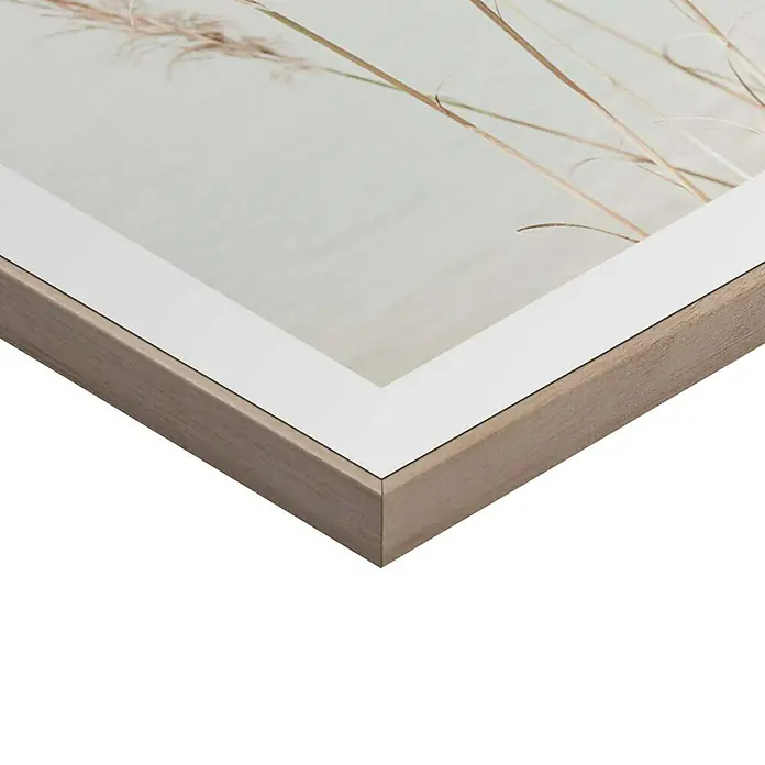 Reinders Bild Slim Frame WoodDune Grass, B x H: 30 x 40 cm - Nahaufnahme eines gerahmten Kunstwerks mit einem hellen Holzrahmen und einem weißen Passepartout, das die Ästhetik des Kunstwerks hervorhebt.