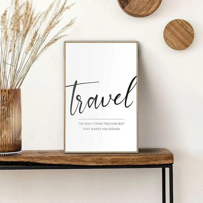 Reinders Bild Slim Frame WoodTravel, B x H: 20 x 30 cm - Ein gerahmtes "Travel"-Poster mit inspirierendem Zitat auf einem Holzregal, daneben eine Vase mit Gräsern. Schicke Wanddeko mit Holzelementen.