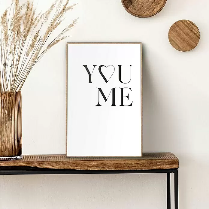 Reinders Bild Slim Frame Wood - You Love Me, B x H: 20 x 30 cm - Gerahmter Druck mit „YOU HEART ME“-Text in hellem Holzrahmen auf einem Holzregal.
