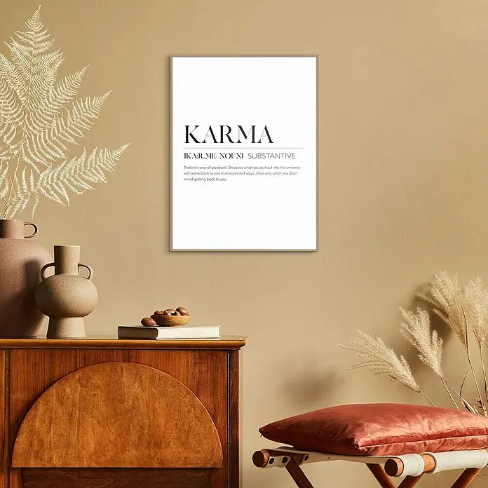 Reinders Bild Slim Frame WoodKarma, B x H: 30 x 40 cm - Ein gerahmtes Karma-Definition-Poster, das auf einer Kommode steht, mit minimalistischem Design und klaren Linien.
