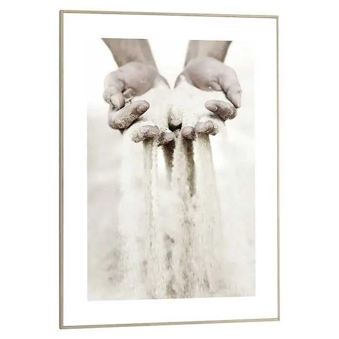Reinders Bild Slim Frame Wood - Hands in Sand, B x H: 50 x 70 cm - Ein gerahmtes Kunstwerk mit Händen, die Sand rieseln lassen, fängt die Vergänglichkeit der Zeit auf dekorative Weise ein.