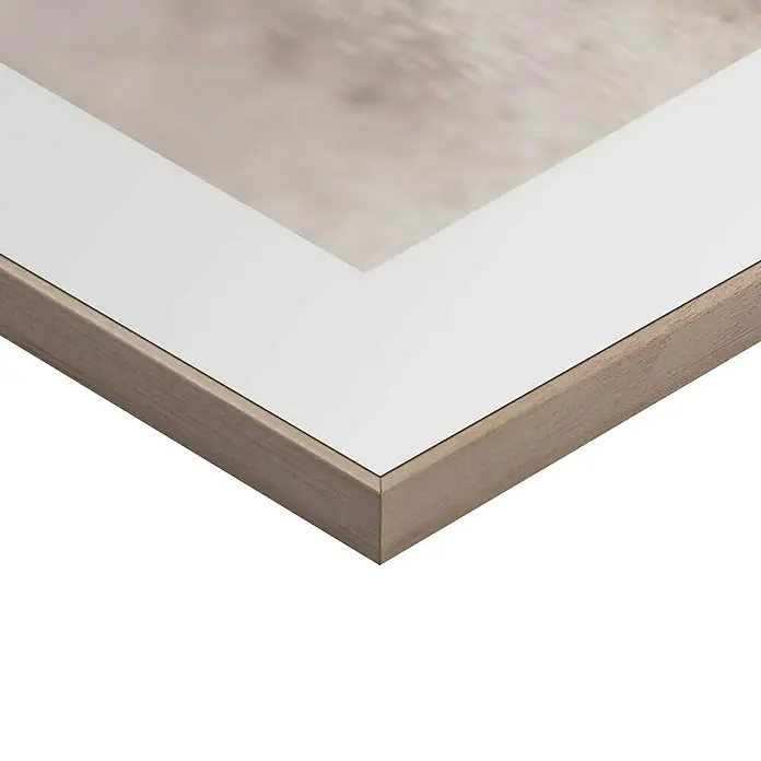 Reinders Bild Slim Frame Wood - Hands in Sand, B x H: 50 x 70 cm - Nahaufnahme einer gerahmten Grafik mit einem hellen Holzrahmen und einer neutralen Farbpalette, die ein Gefühl von moderner Eleganz vermittelt.