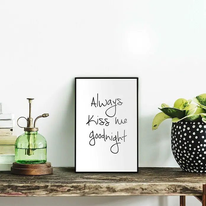 Reinders Bild Slim Frame Black - Always Kisses, B x H: 20 x 30 cm - Nahaufnahme eines gerahmten "Always kiss me goodnight"-Drucks, der eine romantische Note in eine moderne Einrichtung bringt.