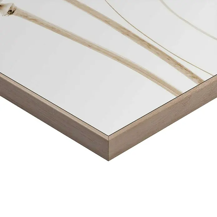 Reinders Bild Slim Frame WoodFlower Stills, B x H: 20 x 30 cm - Nahaufnahme eines gerahmten Kunstwerks mit beigen Pflanzenmotiven auf weißem Hintergrund. Der Holzrahmen verleiht dem Bild einen eleganten Touch.