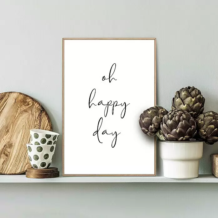 Reinders Bild Slim Frame Wood - Oh Happy Day, B x H: 20 x 30 cm - Ein gerahmter Druck "oh happy day" mit Holzrahmen auf weißem Hintergrund, auf einem Regal mit Küchendekor und Artischocken.