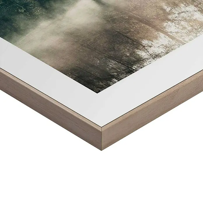 Reinders Bild Slim Frame Wood - Sunny Tree, B x H: 20 x 30 cm - Nahaufnahme eines gerahmten Kunstdrucks mit einer Waldszene, die ein elegantes, modernes Design und hochwertige Materialien zeigt.