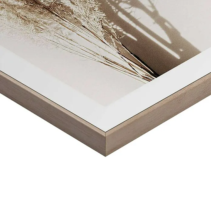 Reinders Bild Slim Frame WoodSunny Grass Bouquet, B x H: 30 x 40 cm - Nahaufnahme eines gerahmten Kunstdrucks mit einem abstraktem floralen Motiv in Beige- und Brauntönen. Die Holzstruktur des Rahmens ist gut sichtbar.