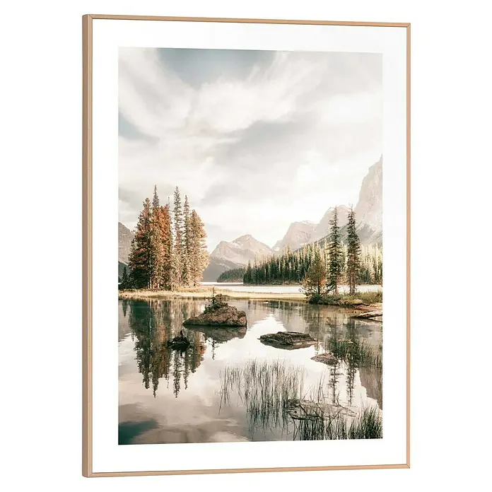 Reinders Bild Slim Frame Wood - Spirit Island, B x H: 30 x 40 cm - Ein gerahmtes Landschaftsbild mit einem ruhigen See, Bergen und Bäumen. Das Bild ist in warmen, natürlichen Farben gehalten.