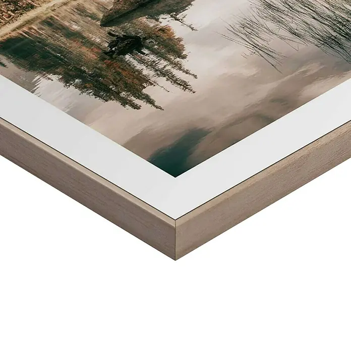 Reinders Bild Slim Frame Wood - Spirit Island, B x H: 30 x 40 cm - Nahaufnahme eines gerahmten Fotos mit einem schlichten Holzrahmen und einem weißen Passepartout, der das Bild hervorhebt.