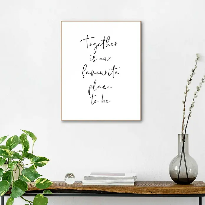 Reinders Bild Slim Frame Wood - Favourite, B x H: 40 x 50 cm - Ein gerahmter Kunstdruck mit dem Schriftzug "Together is our favourite place to be" hängt über einem dekorierten Tisch im Wohnzimmer.