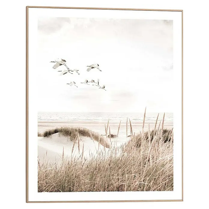 Reinders Bild Slim Frame Wood - Botanical Beach, B x H: 40 x 50 cm - Ein gerahmtes Wandbild mit einer sanften Strandszene, fliegenden Vögeln und zarten Dünen, ideal für eine ruhige Atmosphäre.