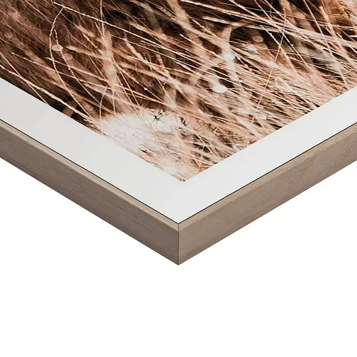 Reinders Bild Slim Frame Wood - Nature Cow, B x H: 50 x 50 cm - Gerahmtes Kunstwerk mit hellbraunem Holzrahmen und weißem Passepartout, das trockenes Gras zeigt.