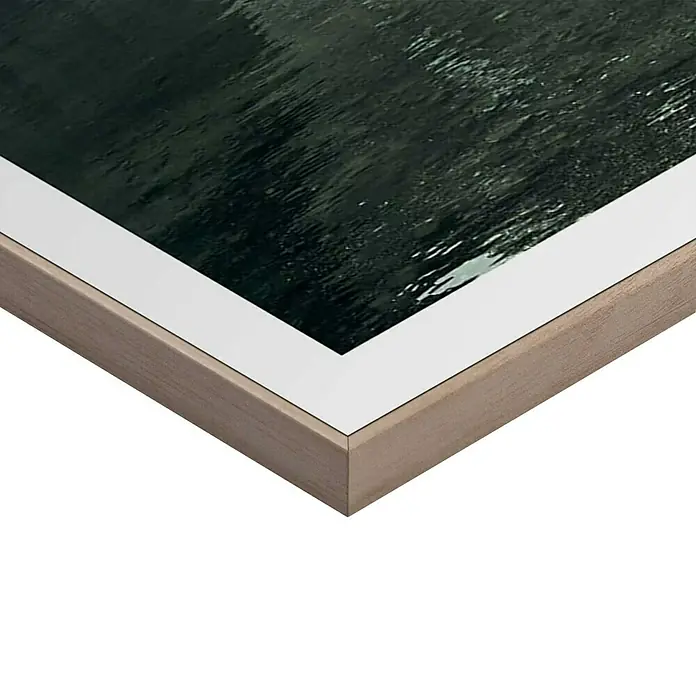 Reinders Bild Slim Frame Wood - Canoe Lake, B x H: 50 x 70 cm - Detailaufnahme eines gerahmten Kunstwerks mit dunklem Motiv, das eine ruhige und elegante Atmosphäre vermittelt.