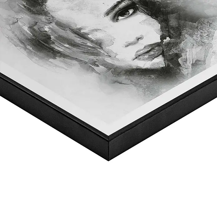 Reinders Bild Slim Frame Black - Water Colour Face, B x H: 50 x 50 cm - Das gerahmte Kunstwerk zeigt ein Schwarz-Weiß-Porträt einer Frau, das durch einen eleganten schwarzen Rahmen und ein Passepartout hervorgehoben wird.
