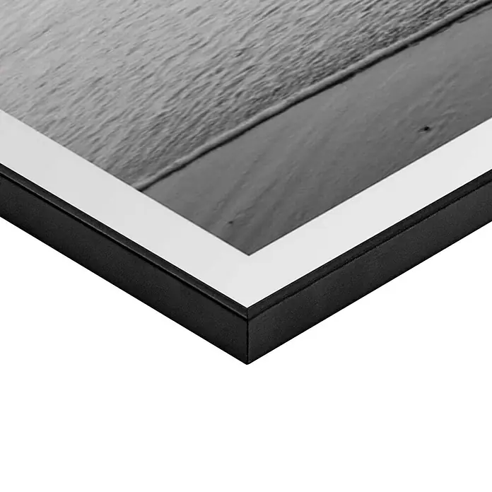 Reinders Bild Slim Frame Black - Beach Serenity, B x H: 70 x 50 cm - Nahaufnahme eines gerahmten Kunstwerks. Der Rahmen ist schwarz mit einer weißen Einfassung.