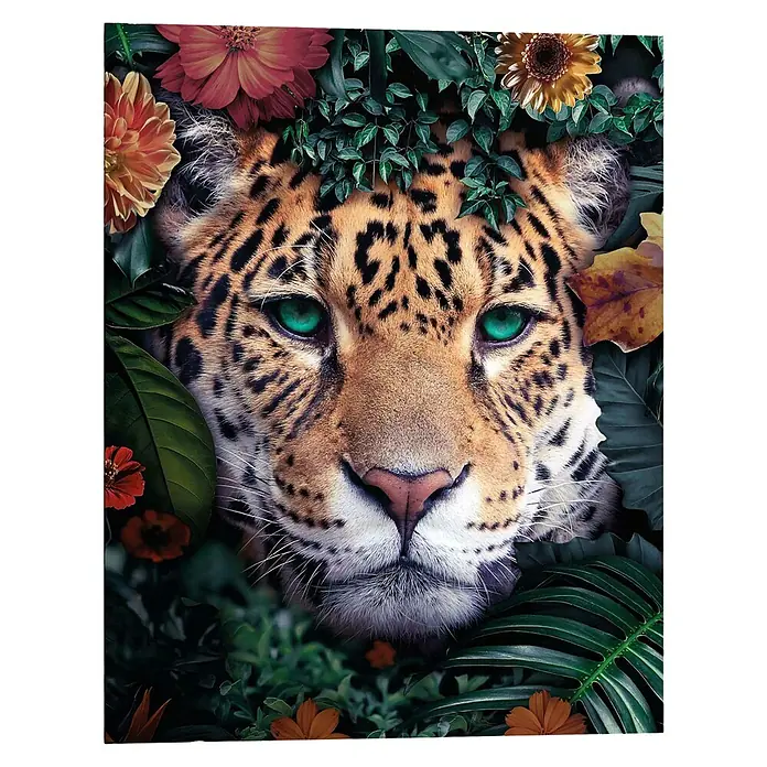 Reinders Decopanel - Wildlife Flowers, B x H: 40 x 50 cm - Nahaufnahme eines Jaguars mit leuchtend grünen Augen, umgeben von Blumen und üppigem Grün.