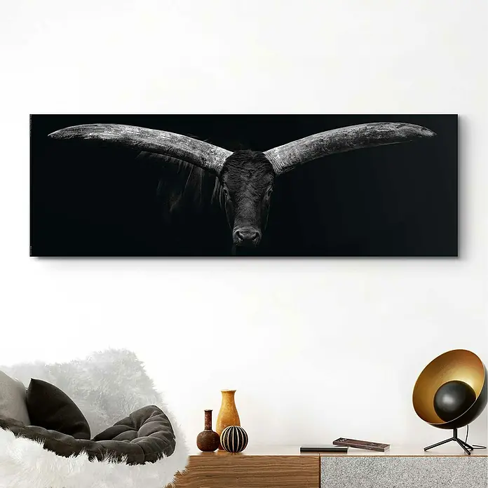 Reinders Decopanel - Ochs Horns, B x H: 156 x 52 cm - Ein beeindruckendes Wandbild eines Bullen mit riesigen Hörnern, das über einem modern eingerichteten Wohnzimmer hängt. Die Schwarz-Weiß-Fotografie ist ein Blickfang.