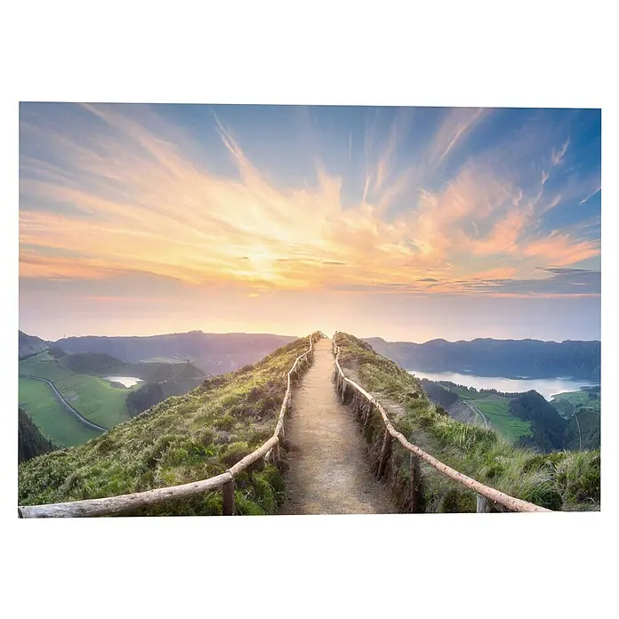 Reinders Decopanel - Wide View, B x H: 140 x 100 cm - Ein erhöhter Pfad mit Holzzäunen führt durch grüne Hügel unter einem malerischen Himmel. Ideal für Wanderungen und Naturgenuss.