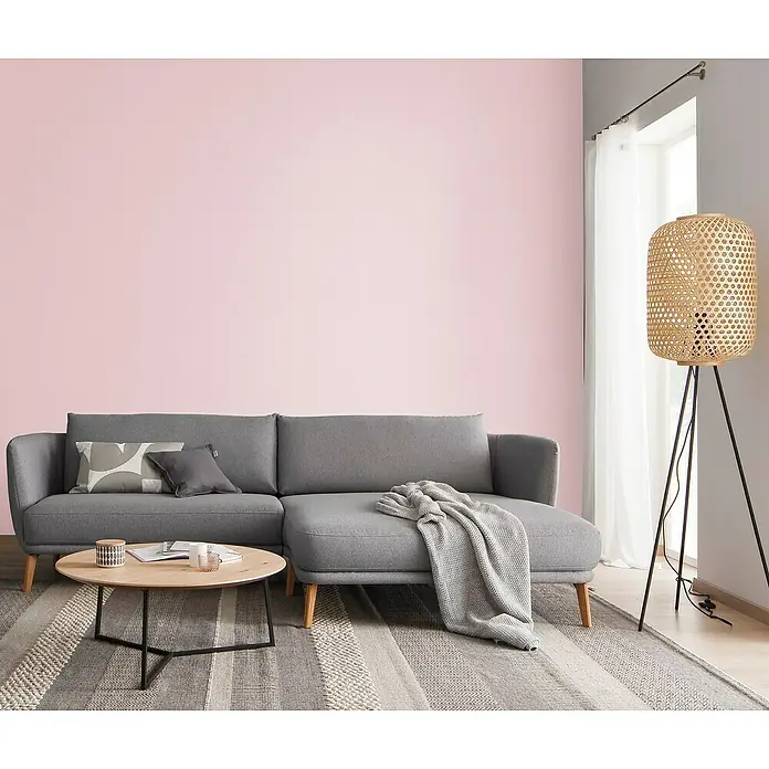 SCHÖNER WOHNEN-Farbe Trendstruktur Farbeffektputz Glimmerfarbe - Sparkling Rose, Glitzernd, 2,5 l - Graues modulares Ecksofa mit Couchtisch und Stehlampe, ideal für moderne Wohnräume mit vielseitigen Gestaltungsmöglichkeiten.
