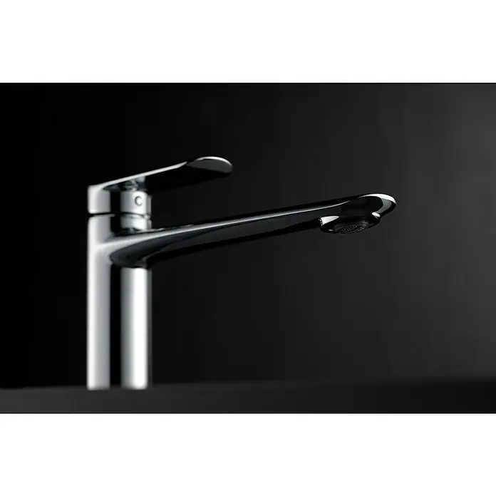 Imex Ural Grifo de lavabo alto - Cromo - Elegante grifo de baño cromado sobre un fondo oscuro. El diseño elegante del grifo añade un toque de modernidad a cualquier baño.