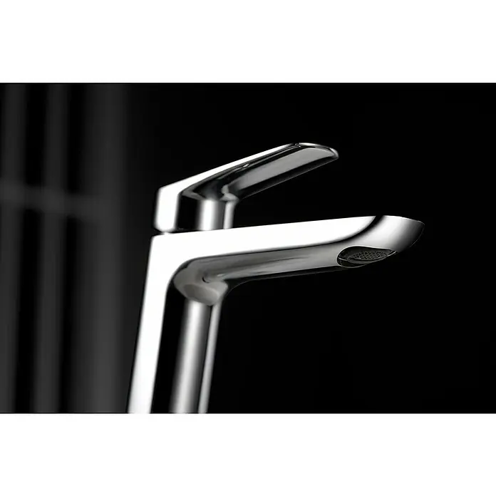 Imex Bélgica Grifo de lavabo - Cromo, Brillante - Primer plano de un moderno grifo cromado sobre un fondo oscuro, destacando su diseño elegante y el acabado brillante.