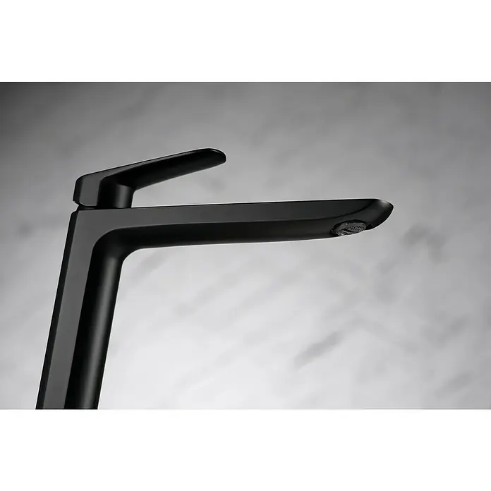 Imex Bélgica Grifo de lavabo alto - Negro - Primer plano de un elegante grifo negro. Diseño elegante y estética minimalista para baños y cocinas modernos.