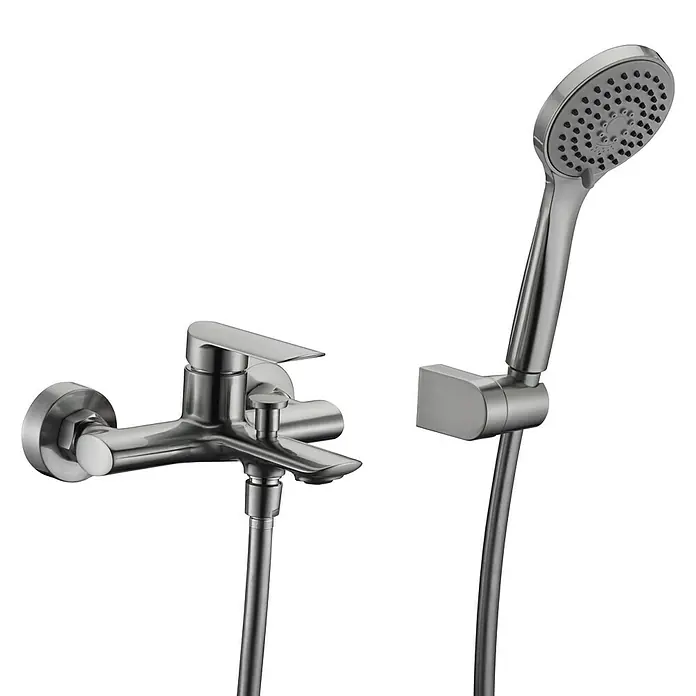 Imex Ural Grifo monomando de bañera - Níquel - Grifo de bañera cromado contemporáneo con ducha de mano y un diseño minimalista, sobre un fondo negro.