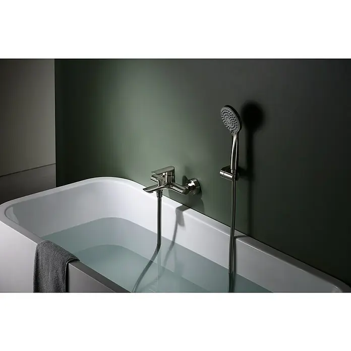 Imex Ural Grifo monomando de bañera - Níquel - Primer plano de una bañera moderna con grifo elegante y ducha de mano. La atención se centra en el diseño y la funcionalidad de los accesorios.