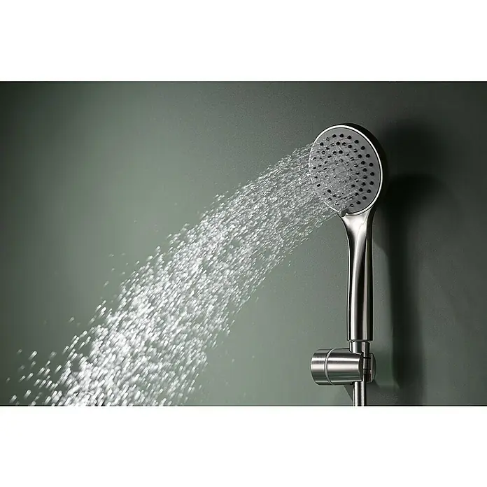 Imex Ural Grifo monomando de bañera - Níquel - Primer plano de un cabezal de ducha de mano rociando agua, centrado en el diseño moderno y la funcionalidad del accesorio.