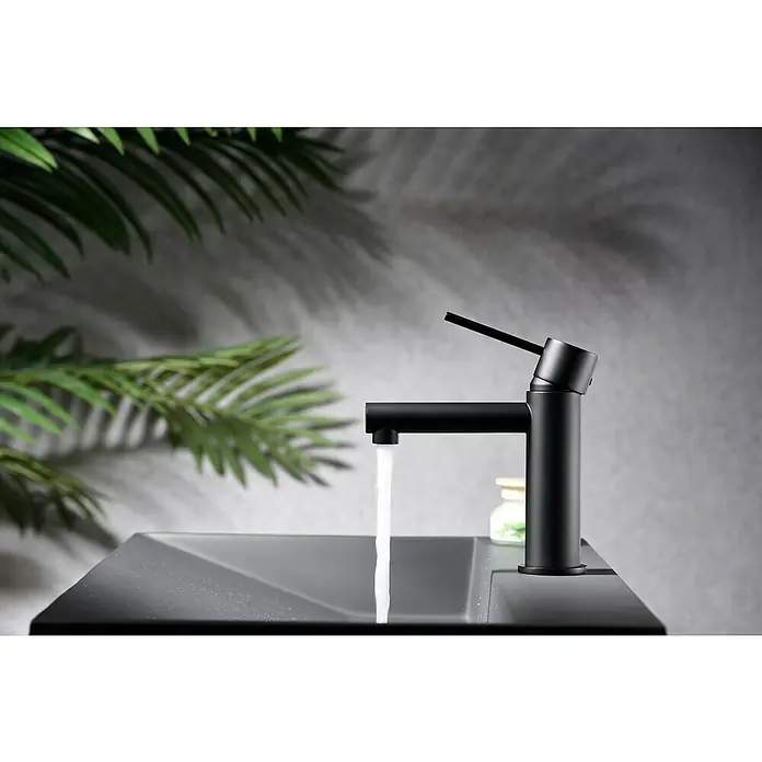 Imex Milos Stick Grifo de lavabo - Negro - Elegante grifo negro con agua corriente en un baño elegante. Su diseño elegante y la estética moderna complementan perfectamente el ambiente.