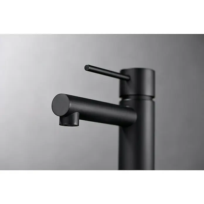Imex Milos Stick Grifo de lavabo - Negro - Primer plano de un moderno grifo negro mate con caño cilíndrico y palanca.