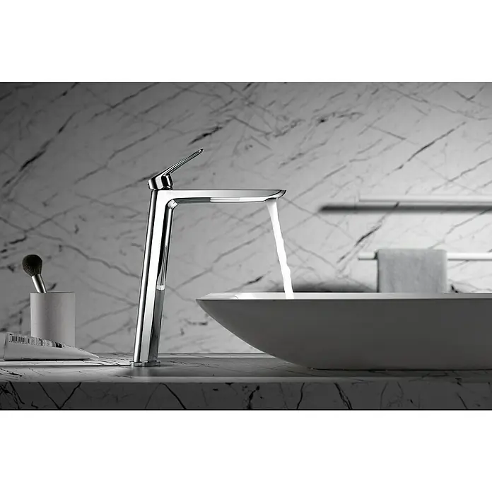 Camargue Tevere Grifo de lavabo alto - Cromo - Grifo de baño moderno con agua fluyendo hacia un lavabo elegante, con un fondo de mármol.