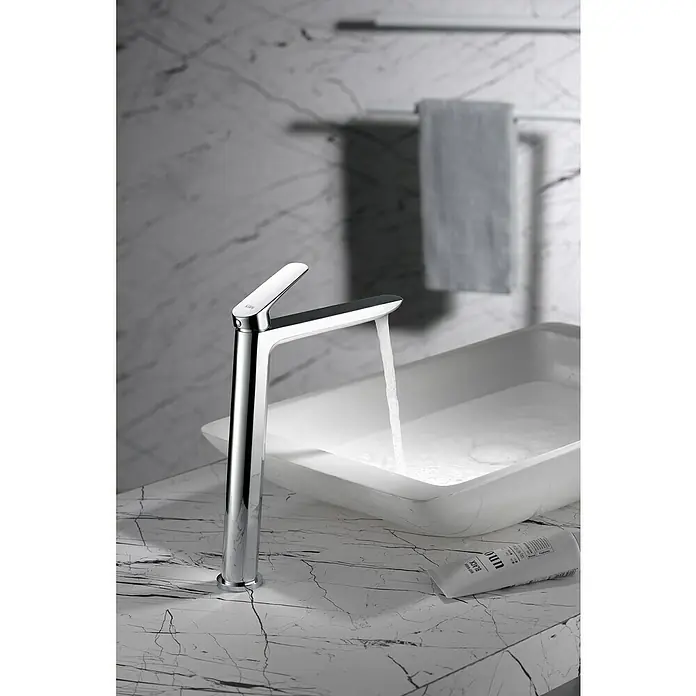Camargue Tevere Grifo de lavabo alto - Cromo - Elegante grifo de baño cromado con agua fluyendo en un moderno lavabo de baño.
