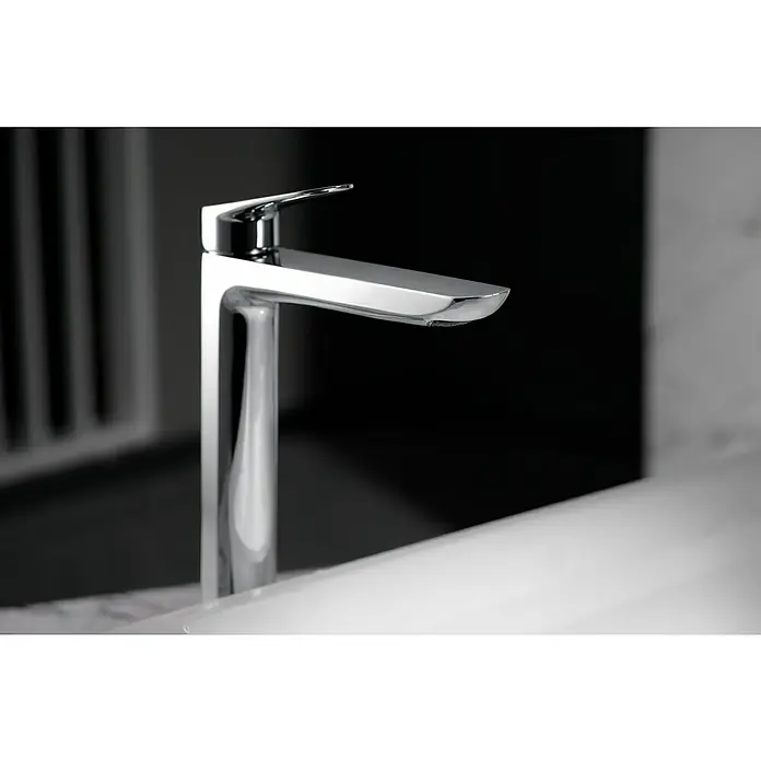 Camargue Tevere Grifo de lavabo alto - Cromo - Primer plano de un grifo cromado moderno y brillante sobre un lavabo blanco, destacando su diseño elegante.