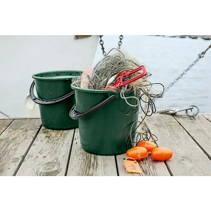Eimer aus recycelten Fischernetzen - Kunststoff, Fassungsvermögen: 10 l - Zwei grüne Eimer, einer gefüllt mit Fischernetzen und orangefarbenen Bojen, stehen auf einem Holzsteg.