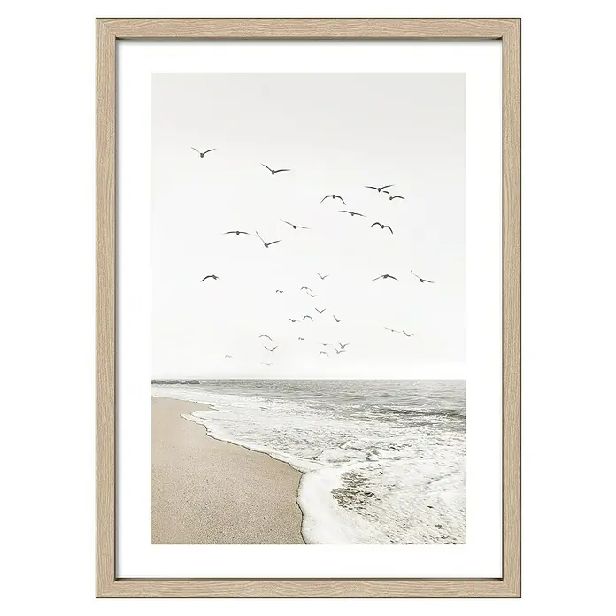 ProArt Bild Slim Scandic - At the Coast I, B x H: 53 x 73 cm - Gerahmtes Bild einer Küstenlandschaft mit fliegenden Möwen über dem Meer. Ein ruhiges und friedliches Wandkunstwerk für Ihr Zuhause.