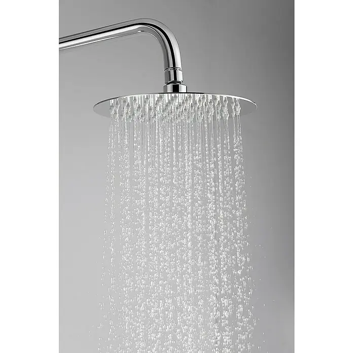 Imex Ural Sistema de ducha - Con grifo monomando, Cromo - Esta imagen muestra un moderno cabezal de ducha con un suave flujo de agua, perfecto para una experiencia de ducha relajante. El diseño es elegante y contemporáneo.