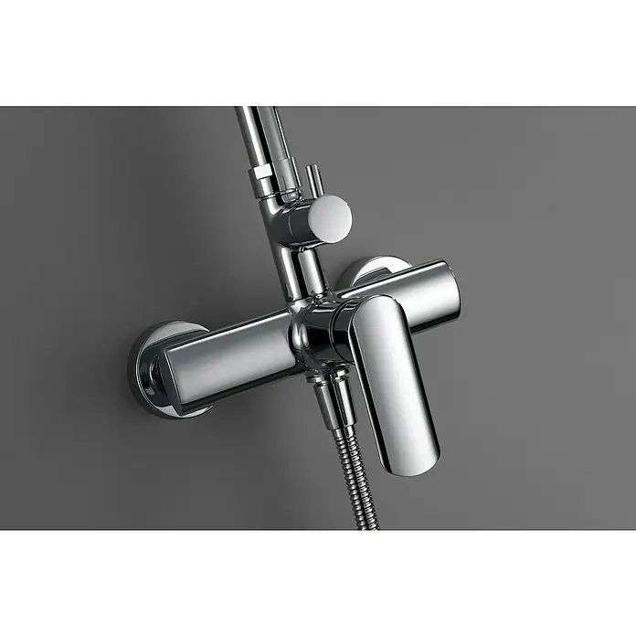 Imex Ural Sistema de ducha - Con grifo monomando, Cromo - Primer plano de un grifo de ducha cromado brillante con palanca y manguera conectado a una pared gris.