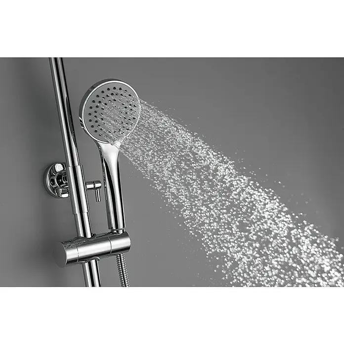 Imex Ural Sistema de ducha - Con grifo monomando, Cromo - Primer plano de una ducha de mano cromada con agua pulverizando sobre un fondo gris.