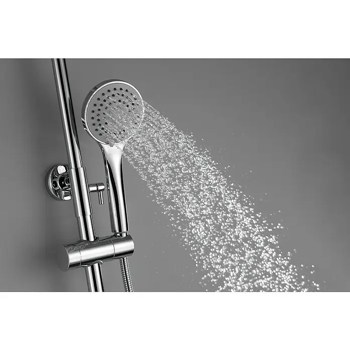 Imex Ural Sistema de ducha - Con grifo monomando, Cromo - Un accesorio de ducha cromado brillante con agua corriente, sobre un fondo gris, destacando el diseño moderno del baño.