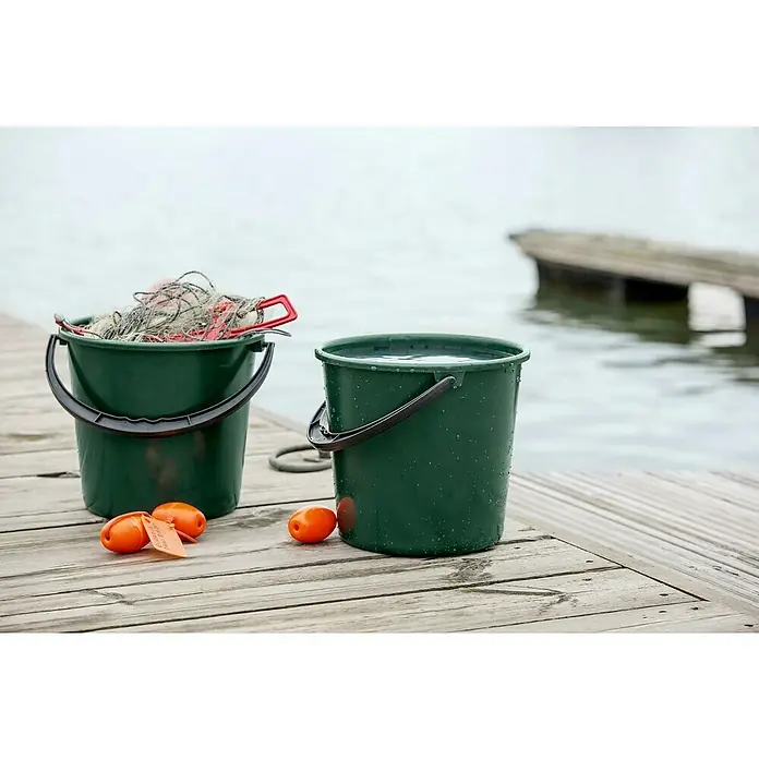 Eimer aus recycelten Fischernetzen - Kunststoff, Fassungsvermögen: 10 l - Zwei grüne Eimer stehen auf einem Holzsteg. Ein Eimer ist mit Wasser gefüllt, der andere mit einem Netz. Einige orangefarbene Bojen liegen daneben.