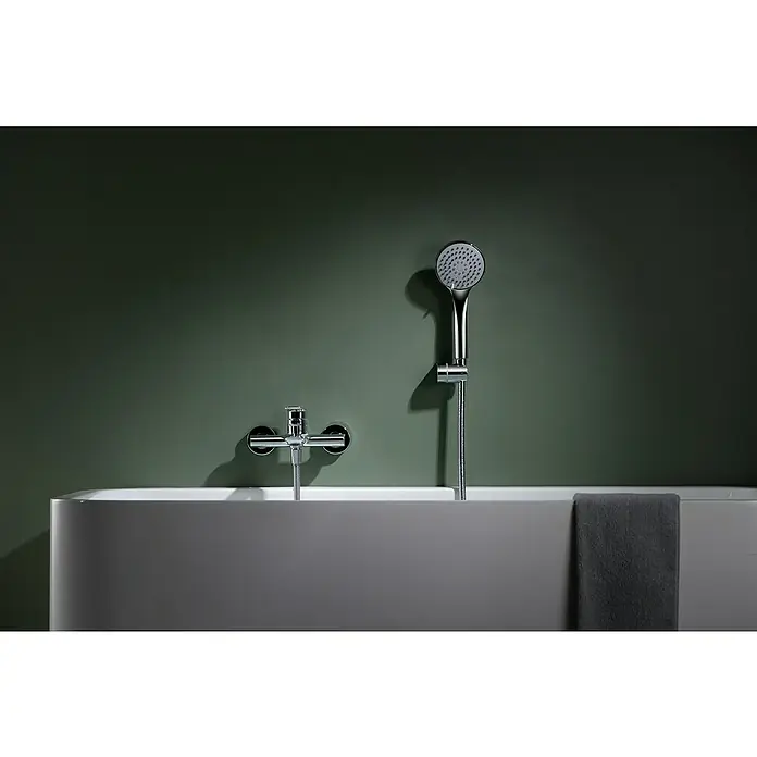 Imex Ural Grifo monomando de bañera - Cromo, Brillante - Bañera elegante con grifo cromado y ducha de mano sobre una pared verde oscuro. Diseño de baño elegante.