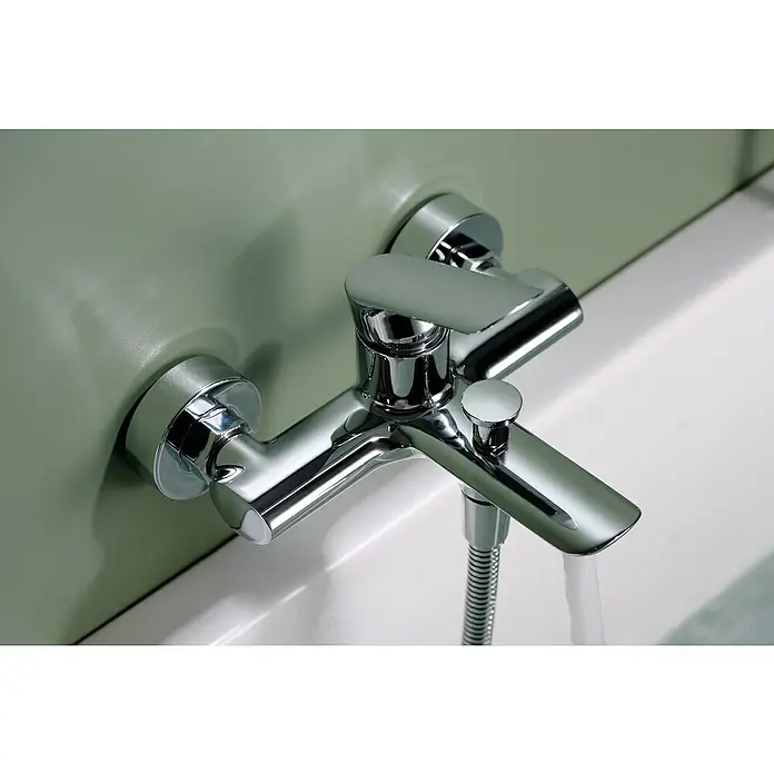 Imex Ural Grifo monomando de bañera - Cromo, Brillante - Primer plano de un grifo de bañera cromado brillante con agua corriente, destacando el diseño moderno y la funcionalidad del producto.