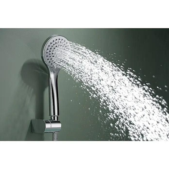 Imex Ural Grifo monomando de bañera - Cromo, Brillante - Primer plano de un cabezal de ducha cromado rociando agua sobre un fondo neutro, destacando el diseño del accesorio.