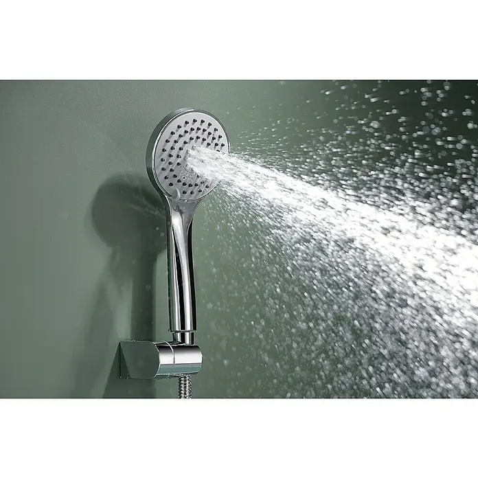 Imex Ural Grifo monomando de bañera - Cromo, Brillante - Primer plano de un cabezal de ducha brillante rociando agua, montado en una pared verde clara.