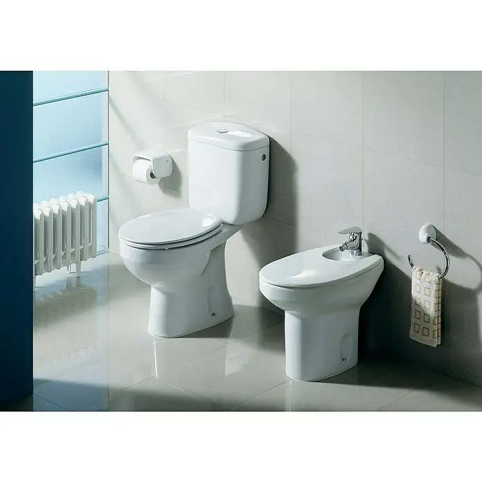 Roca Mitos Grifo monomando de bidé - Cromo, Brillante - Elegante equipamiento de baño con un inodoro moderno y un bidé en blanco brillante, creando un ambiente limpio y elegante.