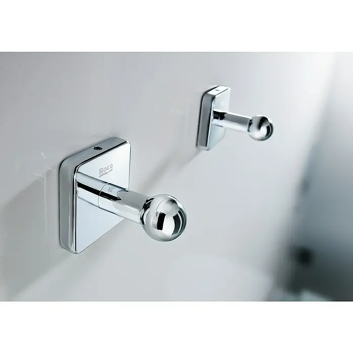 Roca Victoria Colgador - Cromo, Resplandeciente - Dos perchas Roca cromadas modernas montadas en una pared blanca, ideales para baños y armarios. El diseño elegante ofrece una solución de almacenamiento elegante.